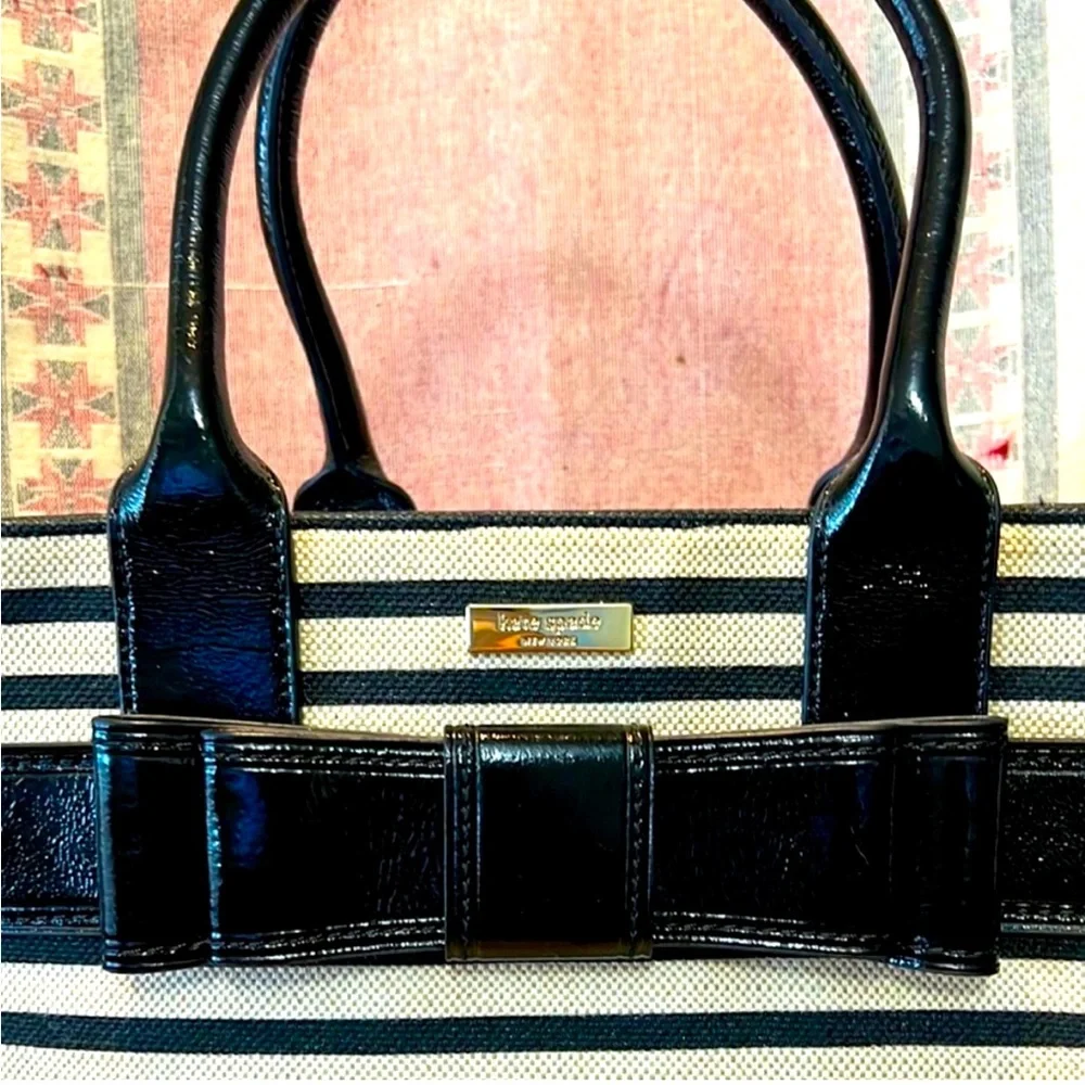 Kate Spade New York Villabella Fabric Quinn Bag Creme and black striped CUTIE!